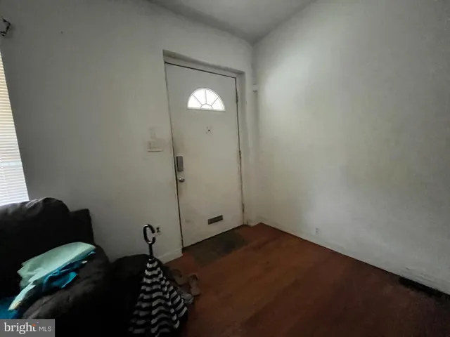 a view of livingroom with furniture