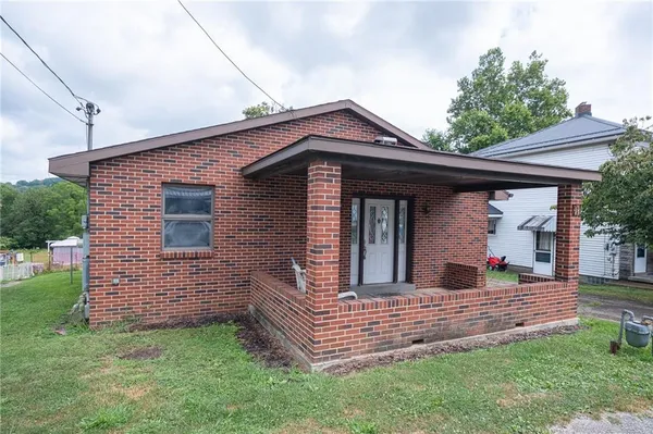 a view of house with a yard