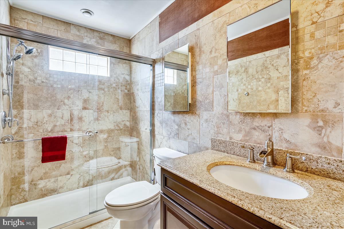 6904 Fox Chase Road New Market, MD 21774 - Photo 13 of 33 Upgraded main-level full bath