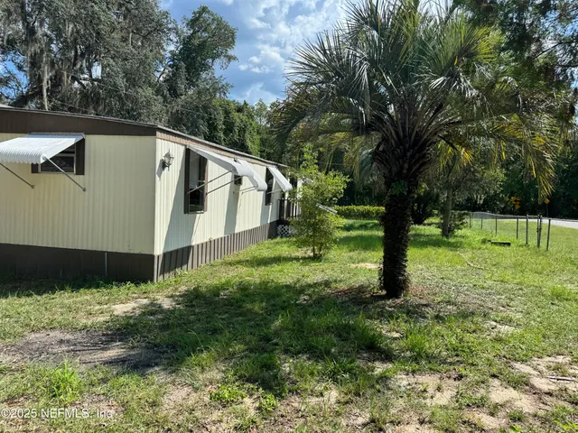 a view of a back yard