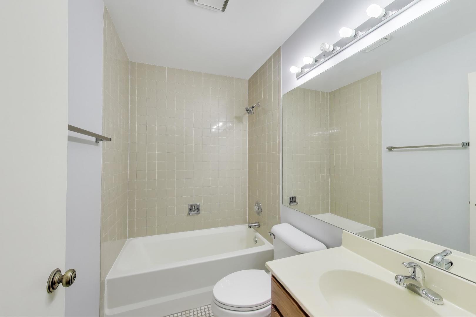 1303 Cranbrook Court Schaumburg, IL 60193 - Photo 16 of 29 a bathroom with a toilet sink and bathtub