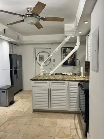 a view of entryway and kitchen