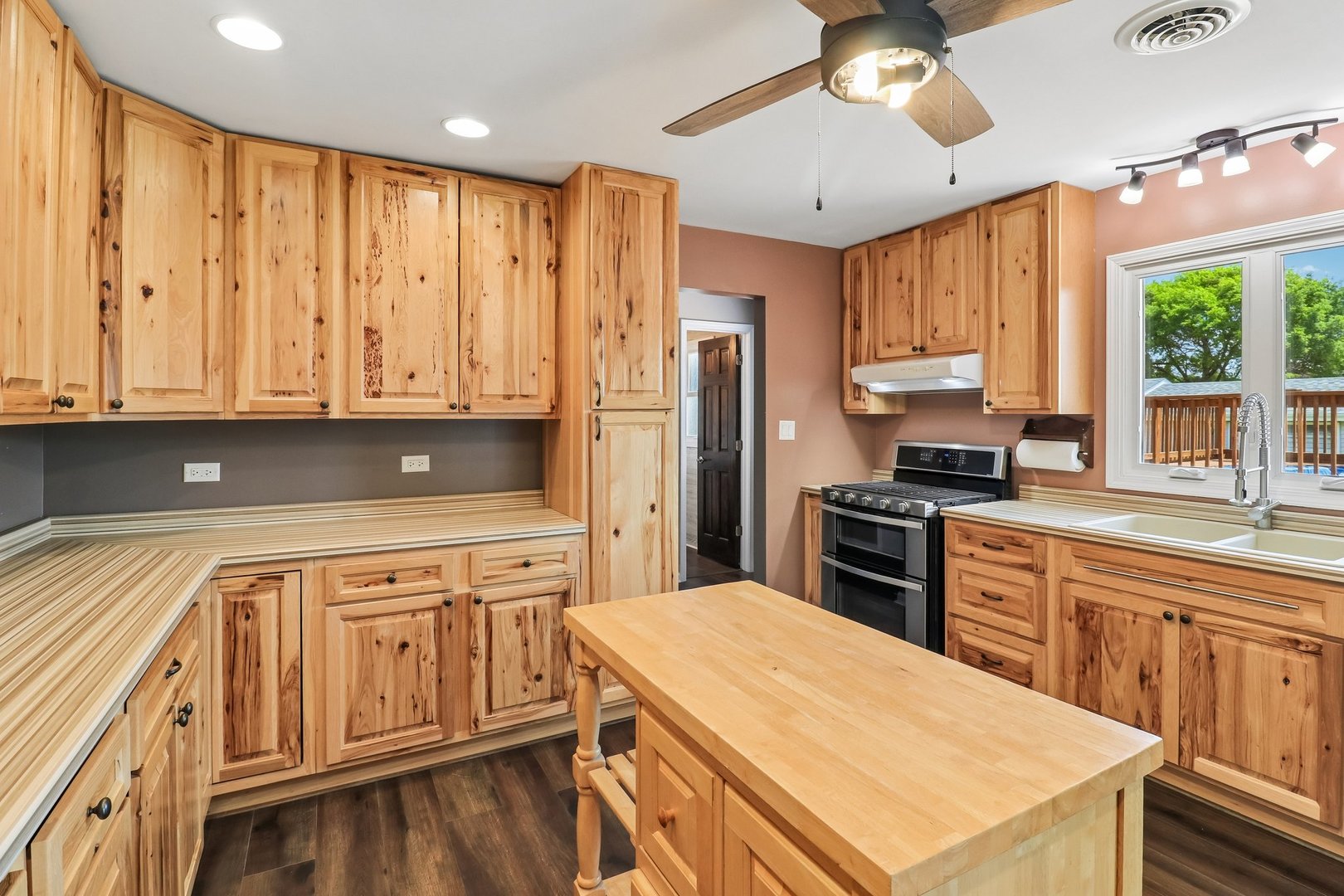 812 Farrell Road Lockport, IL 60441 - Photo 7 of 25