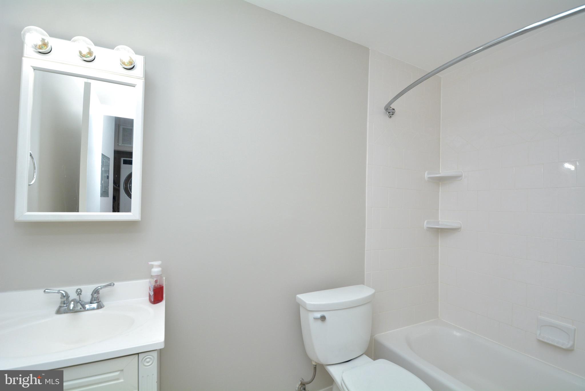 6139 Edsall Road, Unit M Alexandria, VA 22304 - Photo 19 of 24 Full bathroom nicely renovated