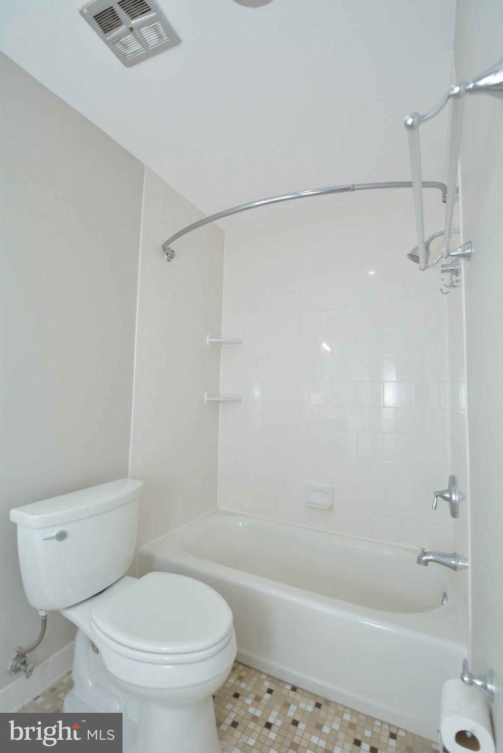 6139 Edsall Road, Unit M Alexandria, VA 22304 - Photo 20 of 24 Full bathroom nicely renovated.