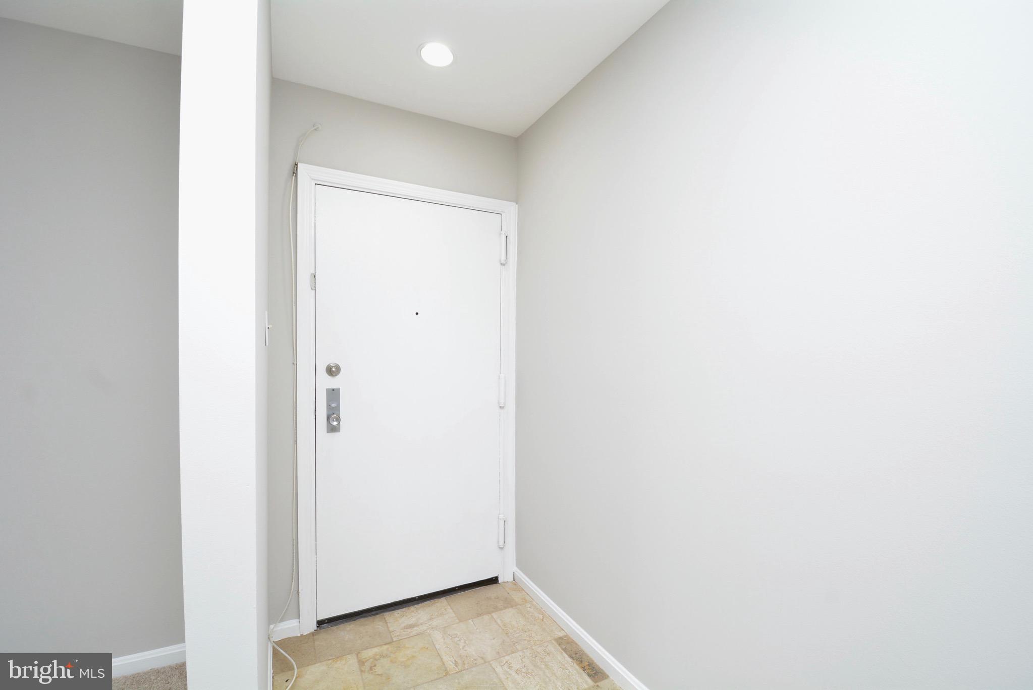 6139 Edsall Road, Unit M Alexandria, VA 22304 - Photo 3 of 24 Foyer