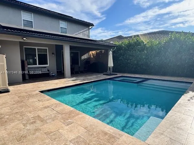 a view of a backyard