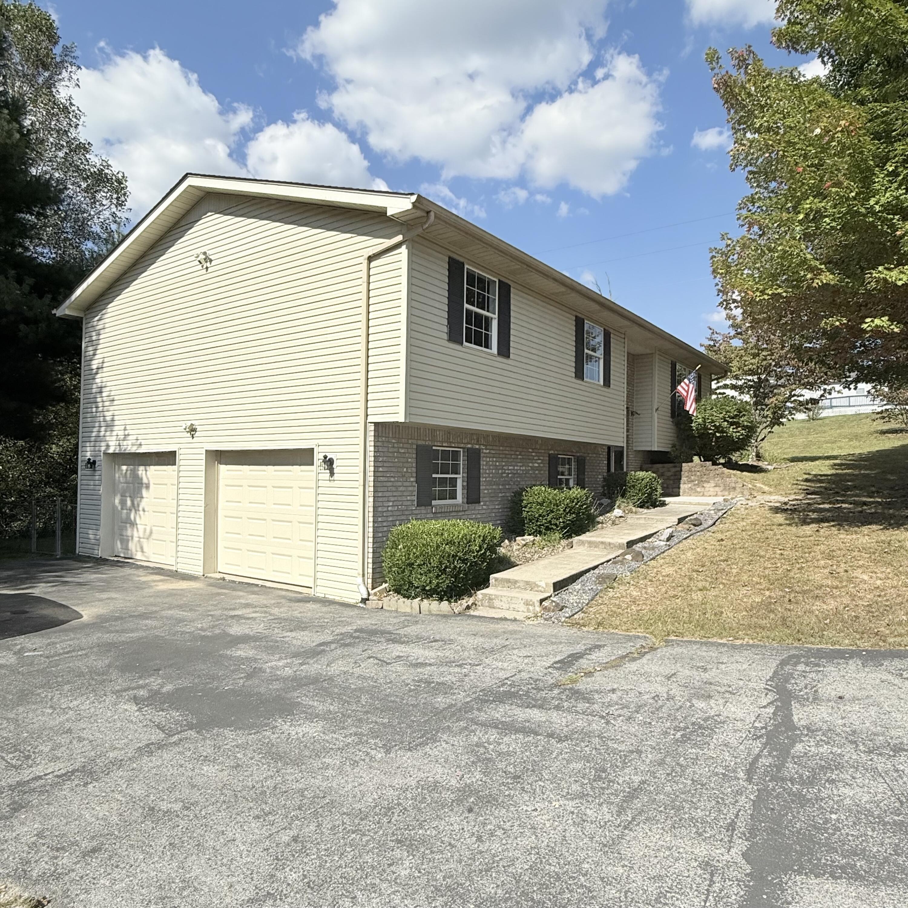 210 Blossom Rdg Drive Corbin, KY 40701 - Photo 3 of 29 IMG_3370