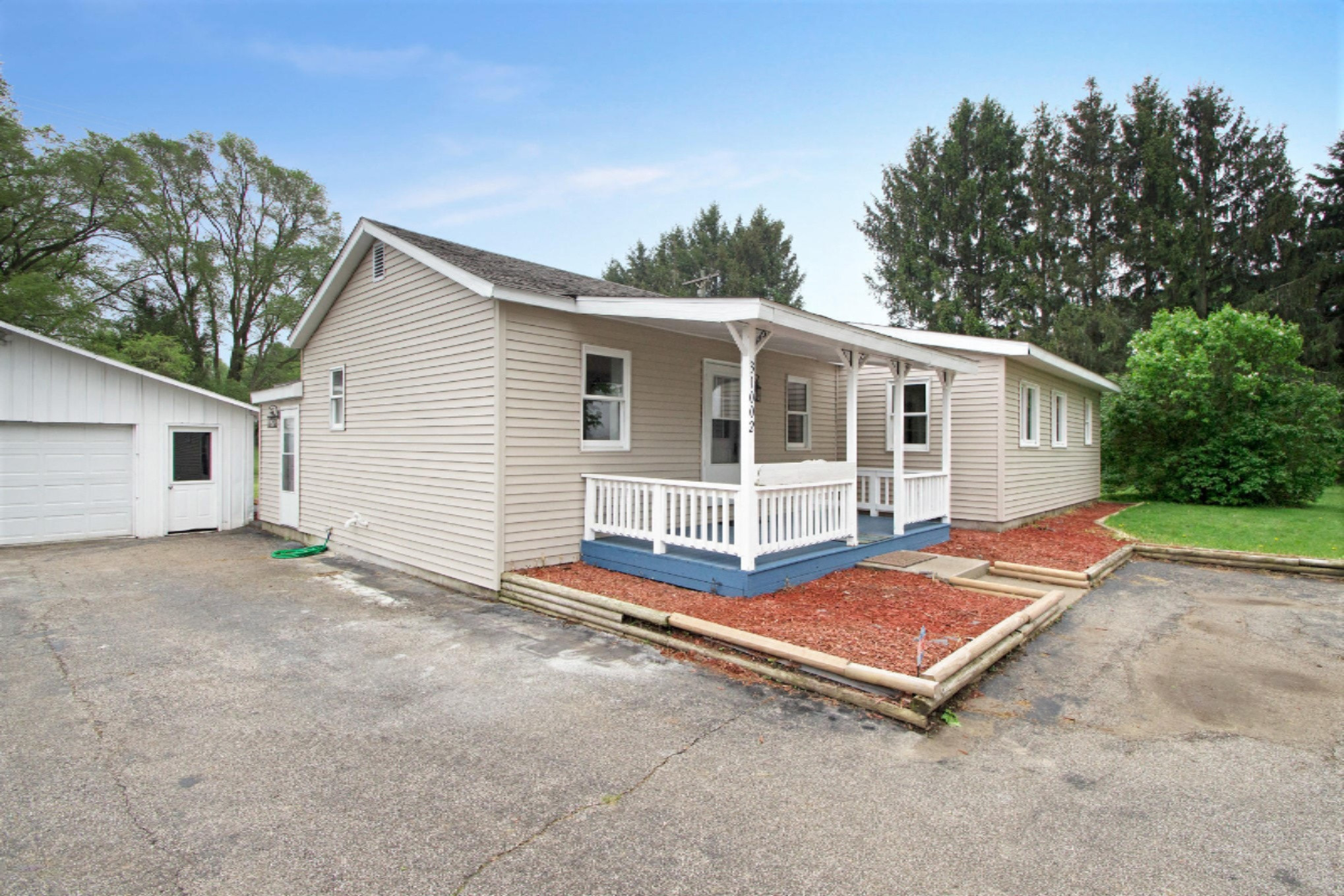 31002 Middle Crossing Road Dowagiac, MI 49047 - Photo 2 of 27 IMG_5040