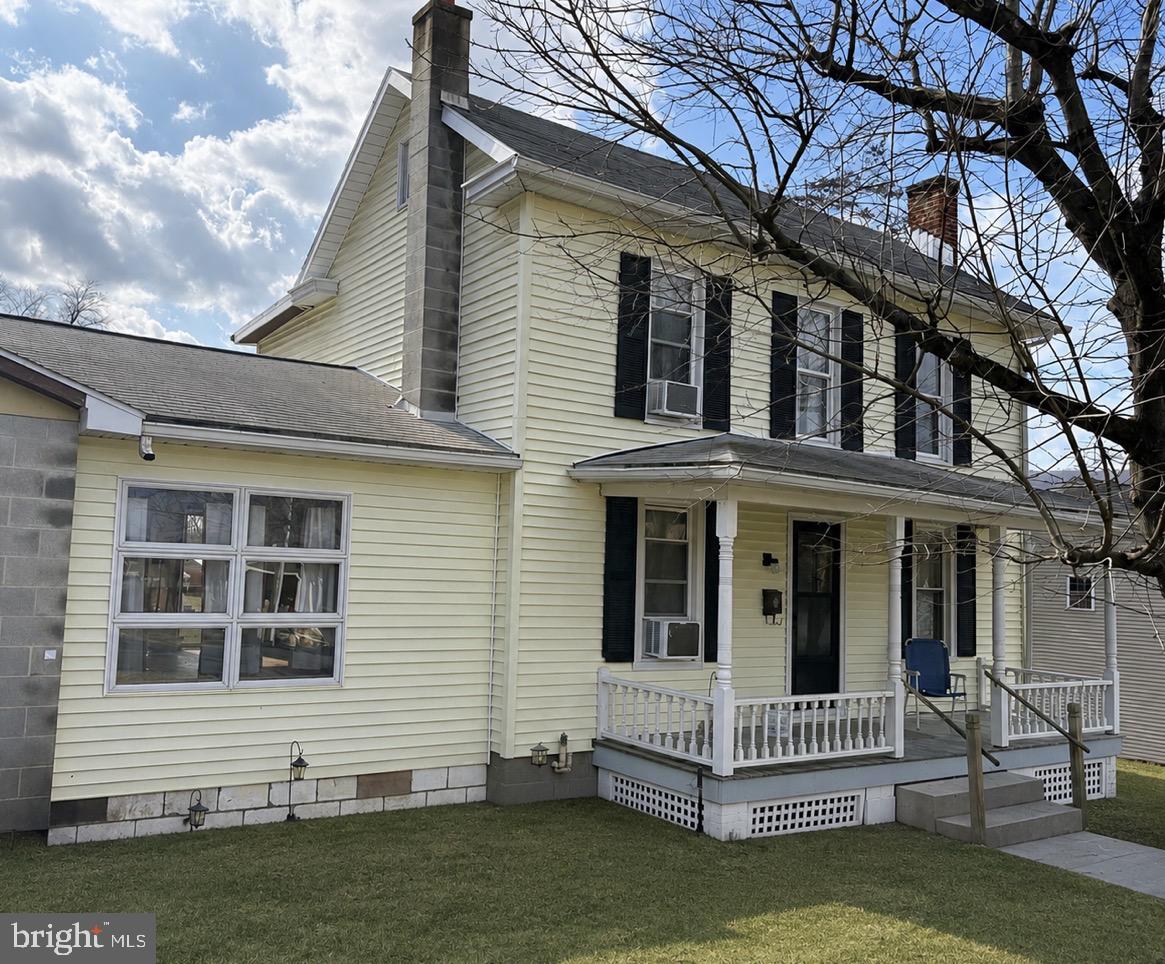 112 South Ridge Street Burnham, PA 17009 - Photo 2 of 33 a front view of a house with a garden