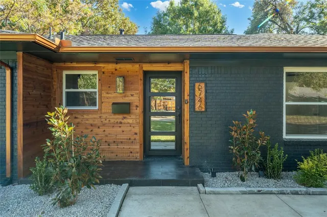 $884,900 | 6746 Braeburn Drive, Dallas, TX 75214