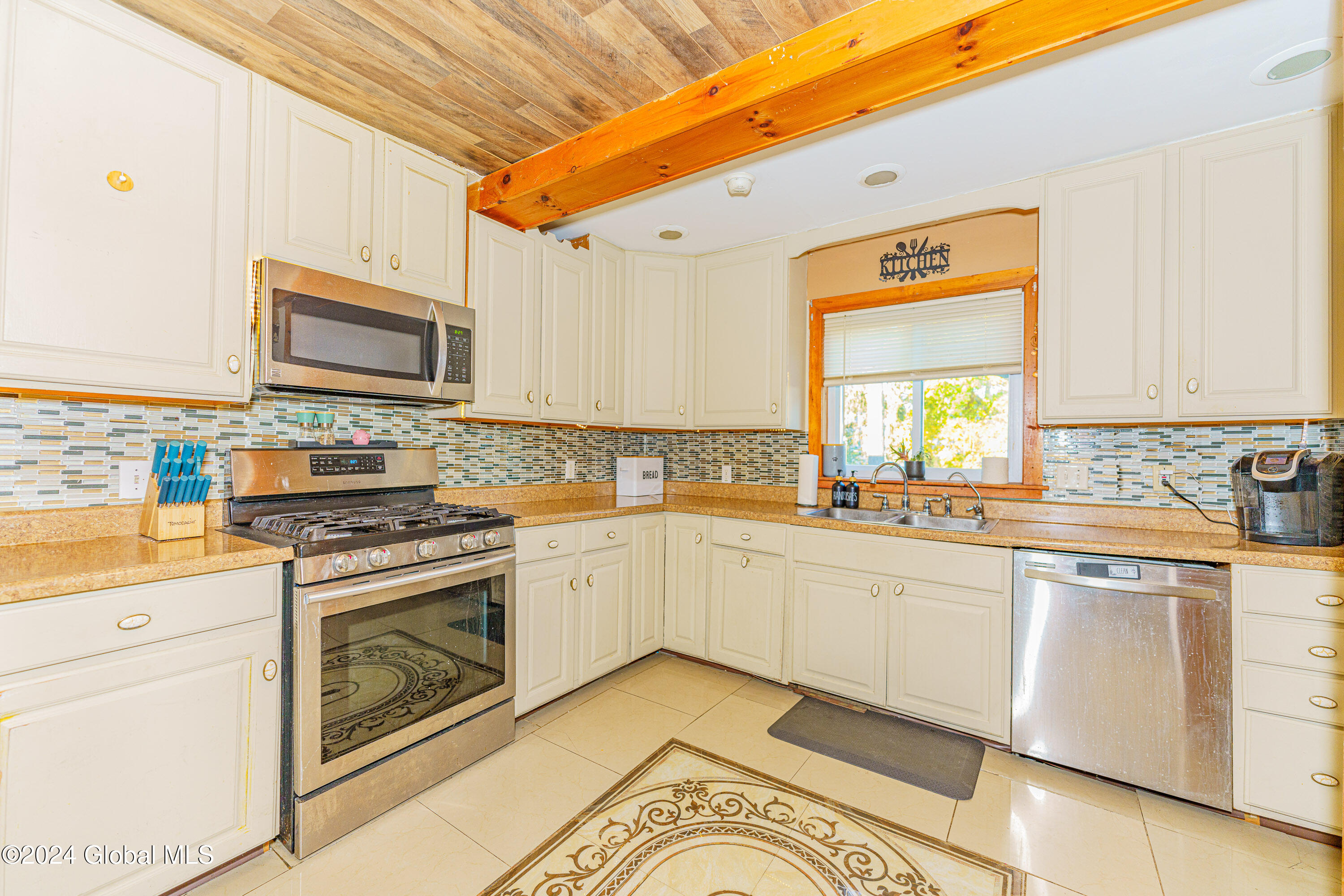 21 Manchester Road Schenectady, NY 12304 - Photo 14 of 33 3 Kitchen 3