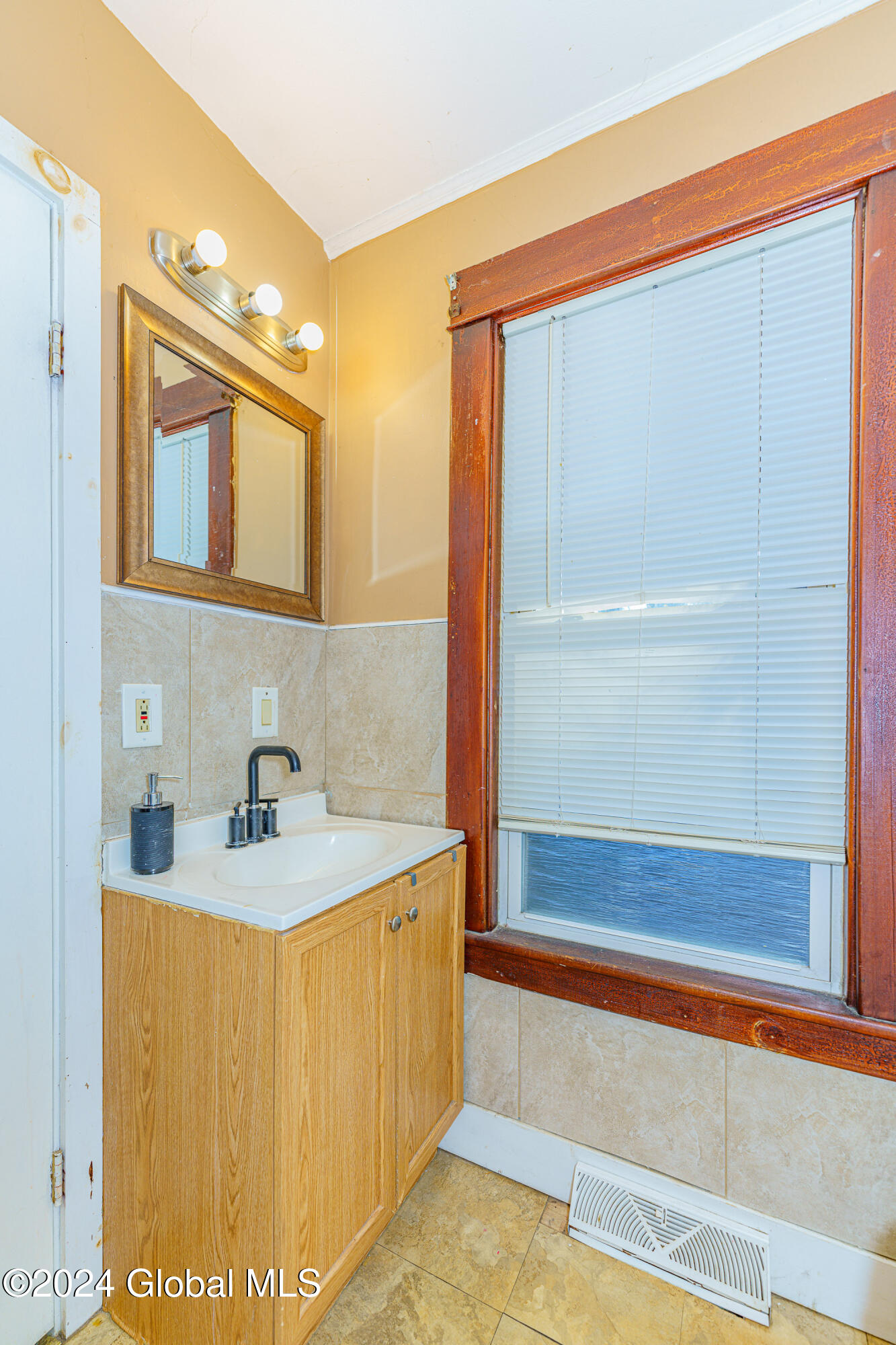 21 Manchester Road Schenectady, NY 12304 - Photo 23 of 33 Bathroom 1