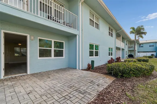 $225,000 | 300 Venetian Drive, Unit 2, Clearwater, FL 33755