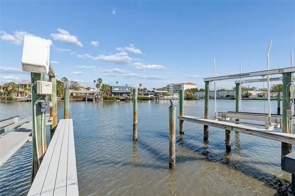 $225,000 | 300 Venetian Drive, Unit 2, Clearwater, FL 33755