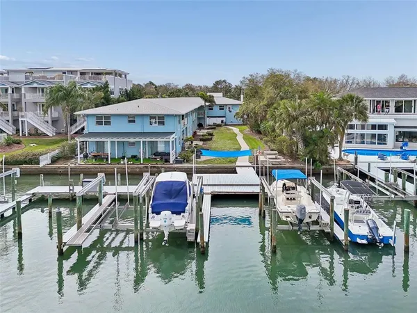 $225,000 | 300 Venetian Drive, Unit 2, Clearwater, FL 33755