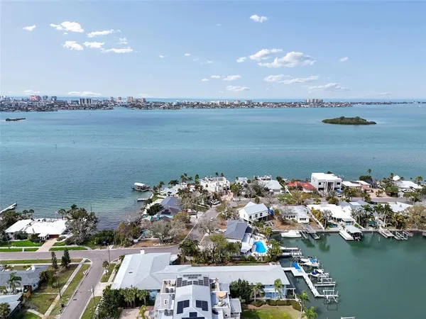 $225,000 | 300 Venetian Drive, Unit 2, Clearwater, FL 33755