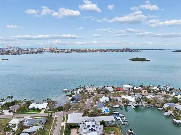 $225,000 | 300 Venetian Drive, Unit 2, Clearwater, FL 33755