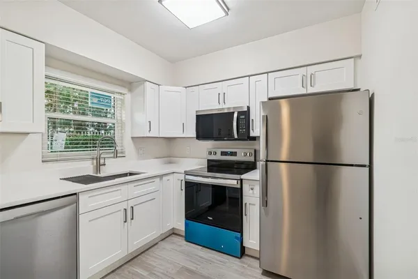 $225,000 | 300 Venetian Drive, Unit 2, Clearwater, FL 33755