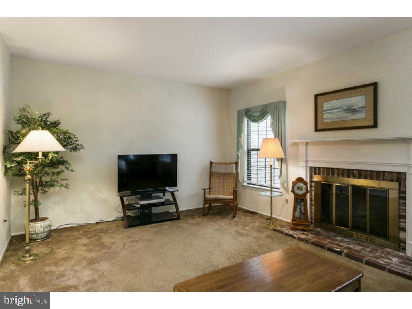 133 Farnwood Road Mount Laurel, NJ 08054 - Photo 13 of 25 Living Room