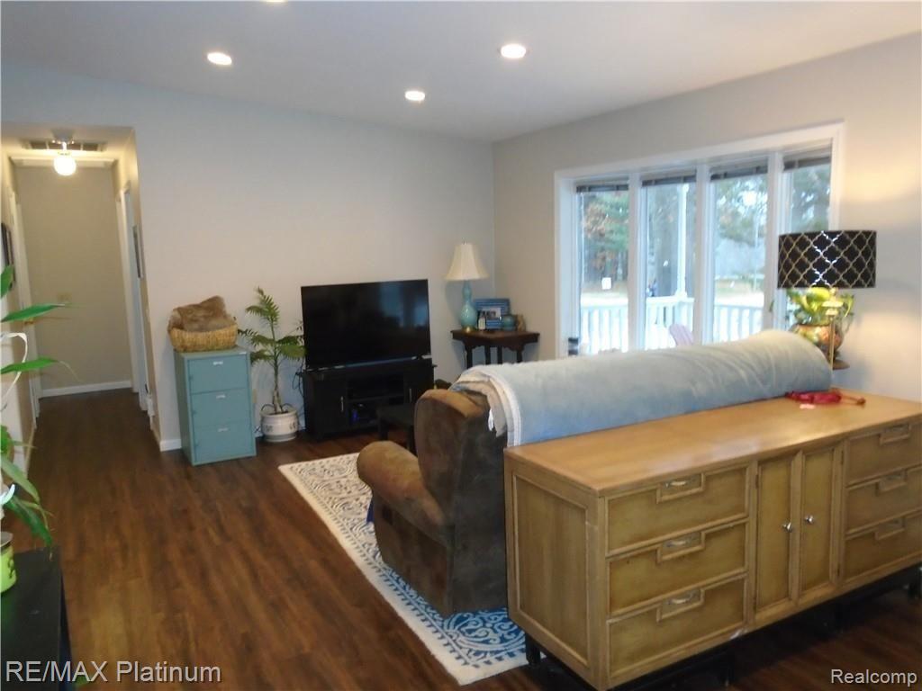3813 Ponchartrain Pinckney, MI 48169 - Photo 7 of 21 living room 2.jpg