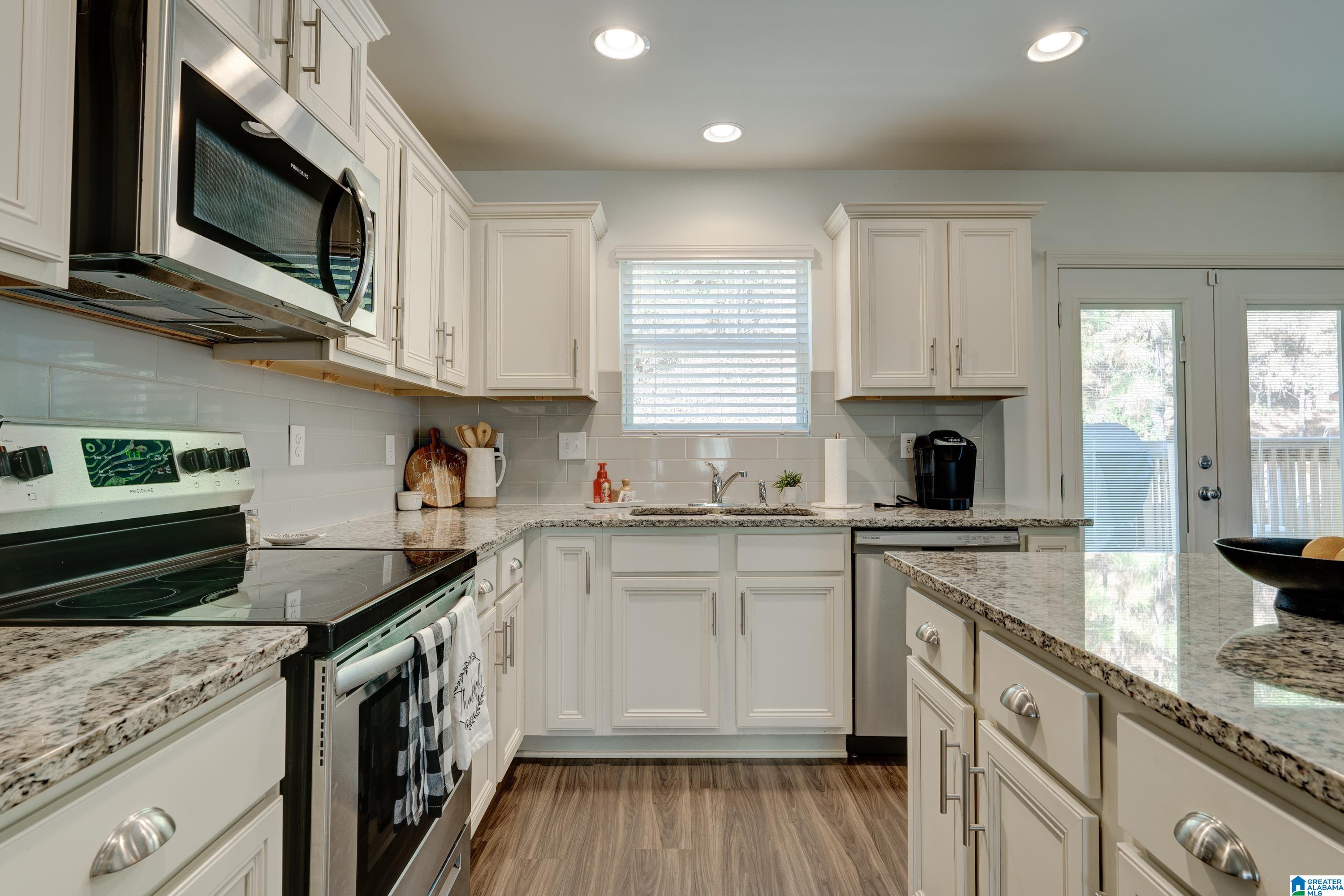 944 Valley Circle Leeds, AL 35094 - Photo 8 of 32