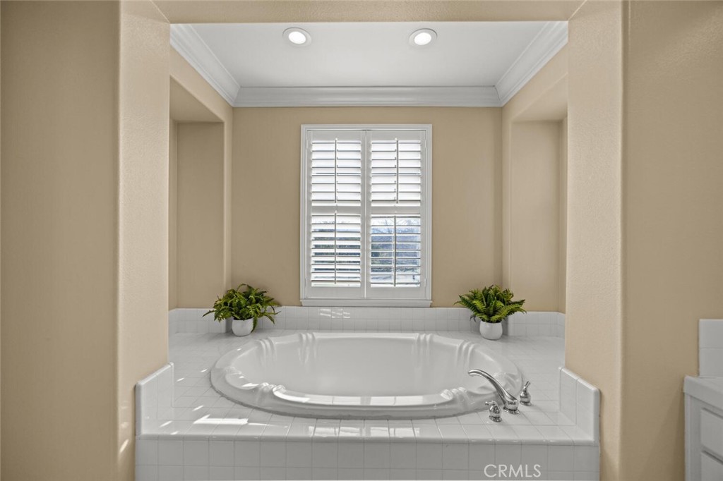 23930 Lakeside Road Valencia, CA 91355 - Photo 33 of 42 Soaking Tub
