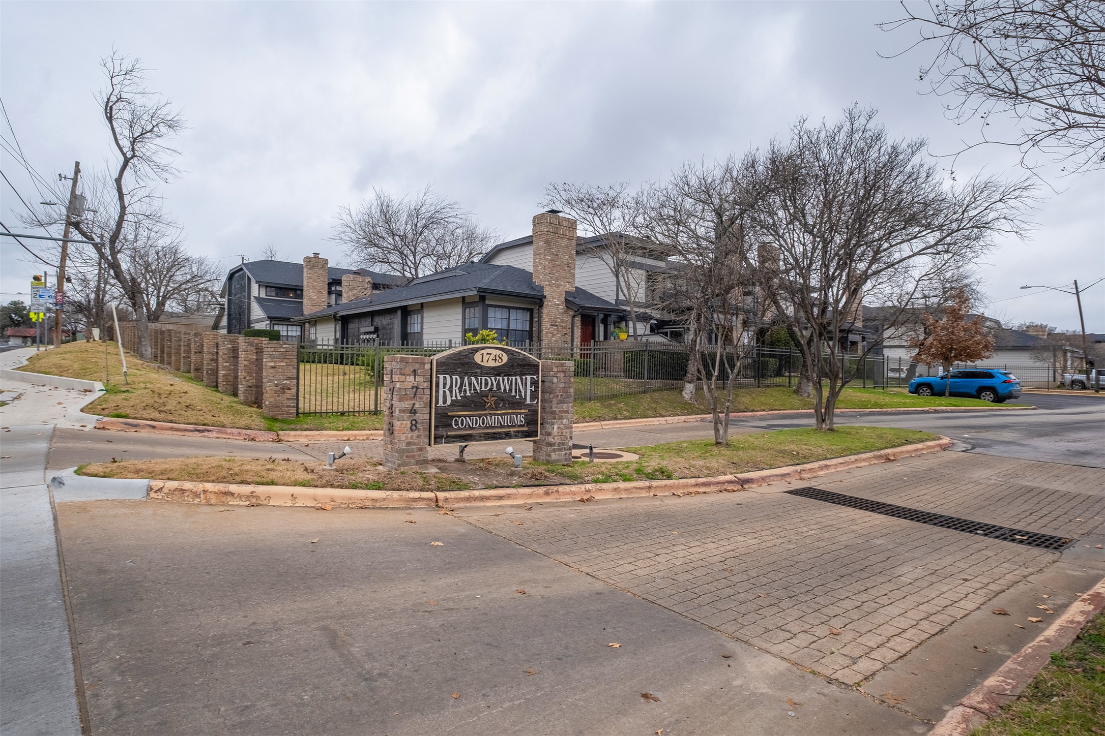 1748 Ohlen Road, Unit 16 Austin, TX 78757 - Photo 35 of 38 View of front facade featuring a fenced front yard