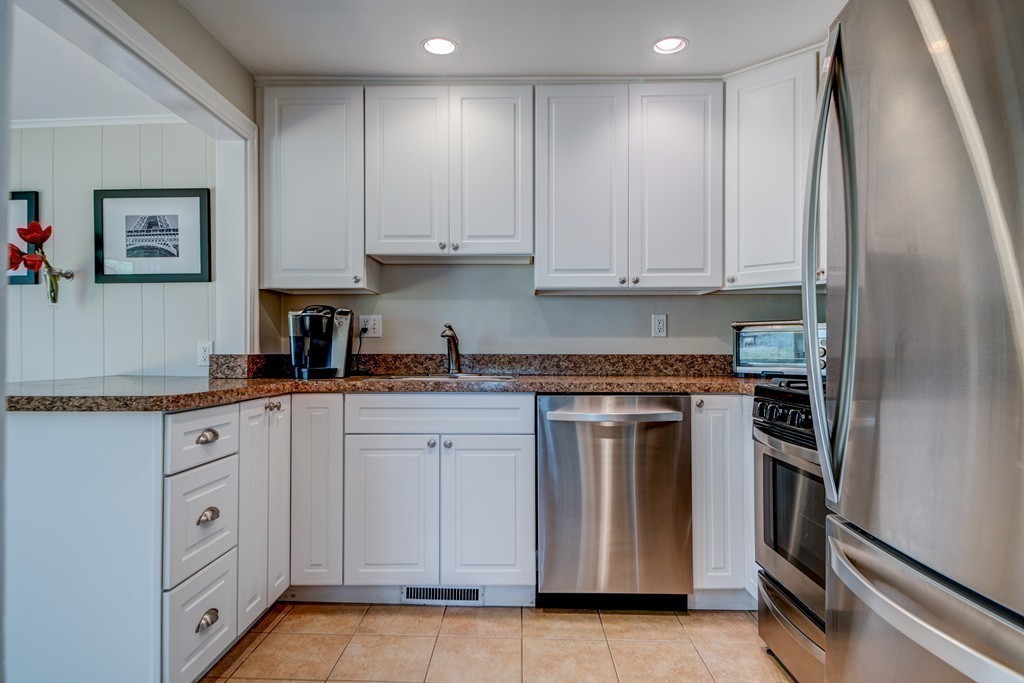 84 MacArthur Road Natick, MA 01760 - Photo 5 of 30 Gallery Image 5