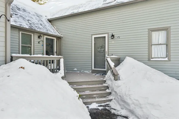 $305,000 | 44 Glengarry Drive, Stratham, NH 03885