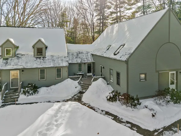 $305,000 | 44 Glengarry Drive, Stratham, NH 03885
