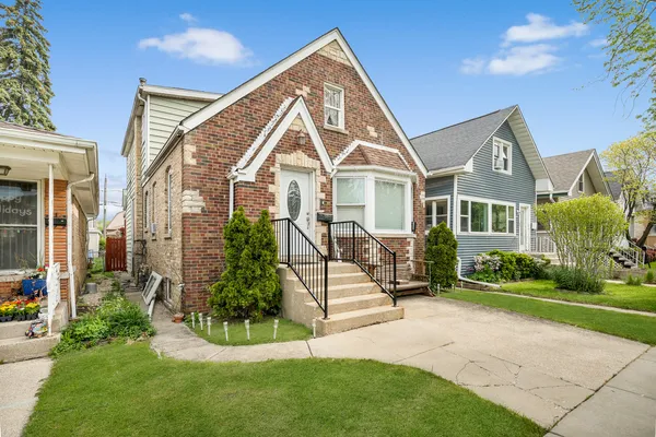 $609,900 | 4918 West Winnemac Avenue, Chicago, IL 60630