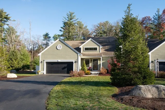 a view of a yard in front of house