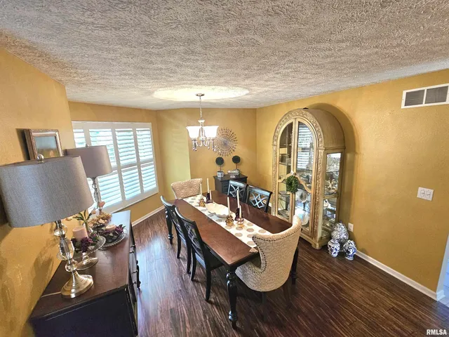 $339,500 | 2006 North Woods Place, Mount Vernon, IL 62864