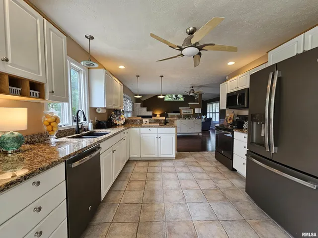 $339,500 | 2006 North Woods Place, Mount Vernon, IL 62864