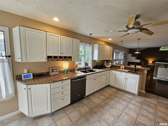 $339,500 | 2006 North Woods Place, Mount Vernon, IL 62864