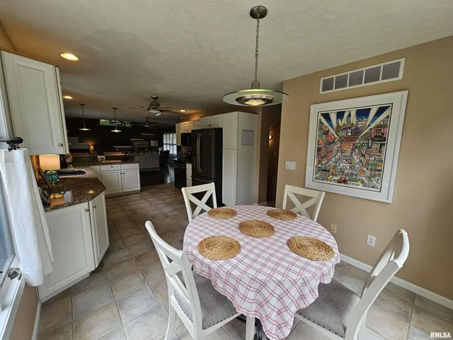 $339,500 | 2006 North Woods Place, Mount Vernon, IL 62864