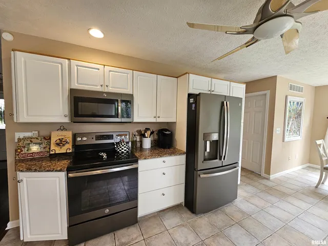 $339,500 | 2006 North Woods Place, Mount Vernon, IL 62864