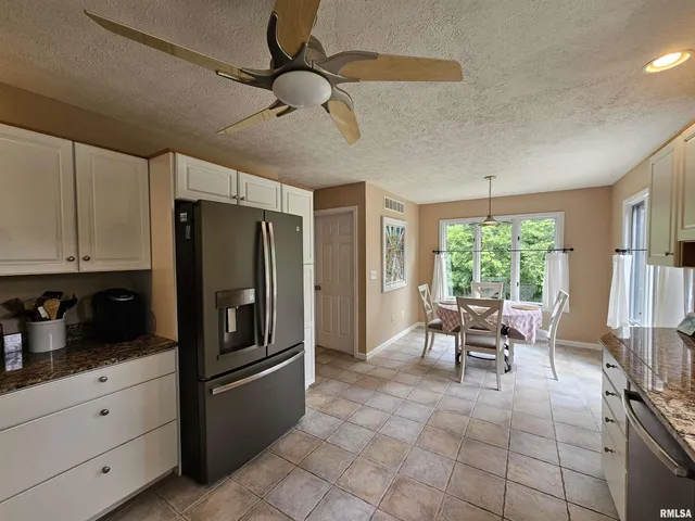 $339,500 | 2006 North Woods Place, Mount Vernon, IL 62864