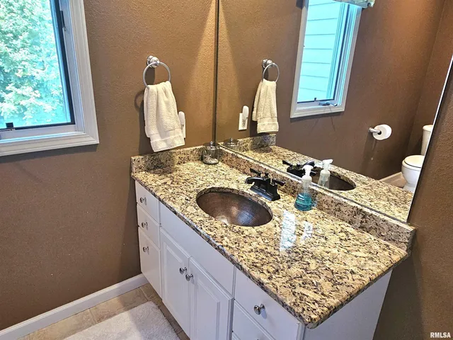 $339,500 | 2006 North Woods Place, Mount Vernon, IL 62864