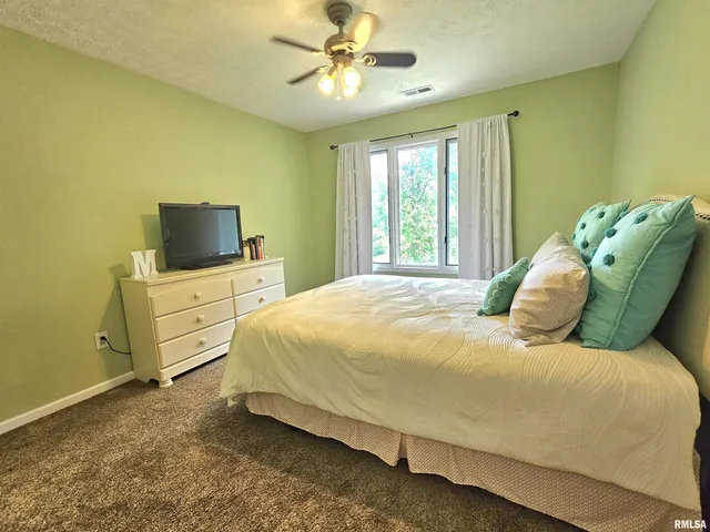 $339,500 | 2006 North Woods Place, Mount Vernon, IL 62864