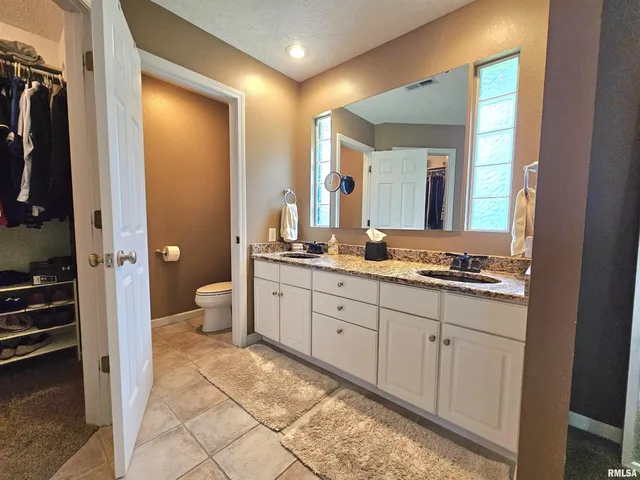 $339,500 | 2006 North Woods Place, Mount Vernon, IL 62864