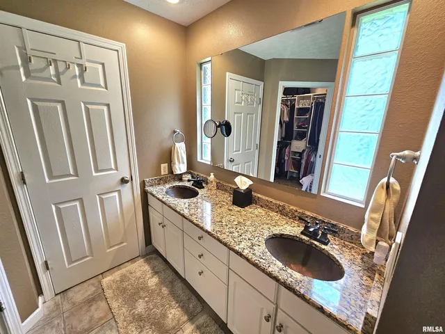 $339,500 | 2006 North Woods Place, Mount Vernon, IL 62864