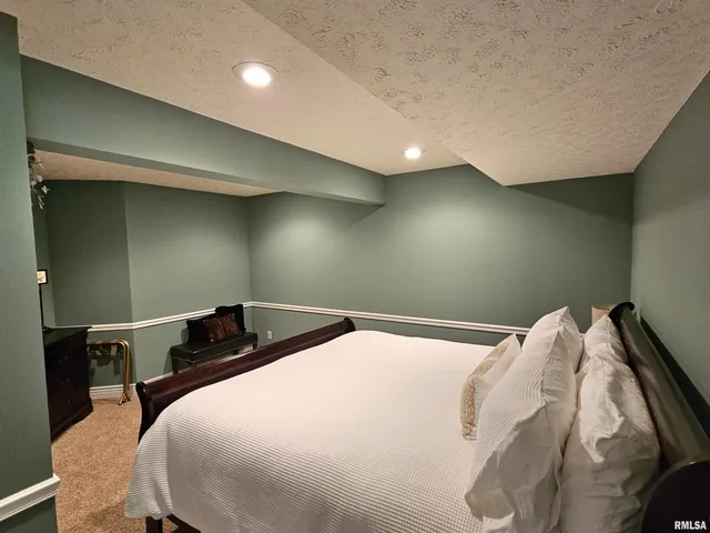 $339,500 | 2006 North Woods Place, Mount Vernon, IL 62864