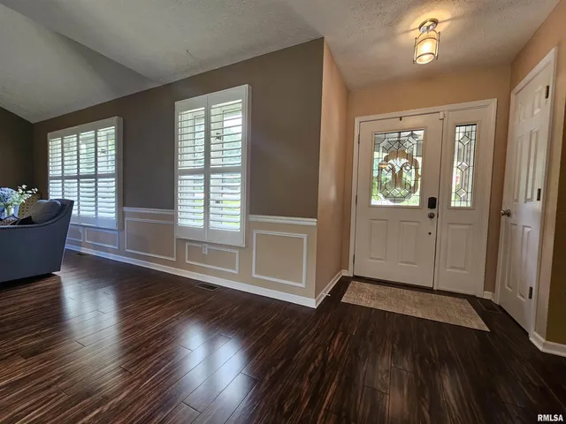 $339,500 | 2006 North Woods Place, Mount Vernon, IL 62864