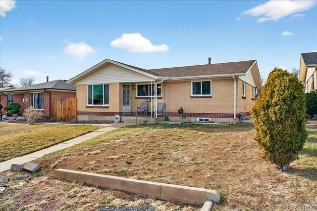 a view of a house with backyard and garden