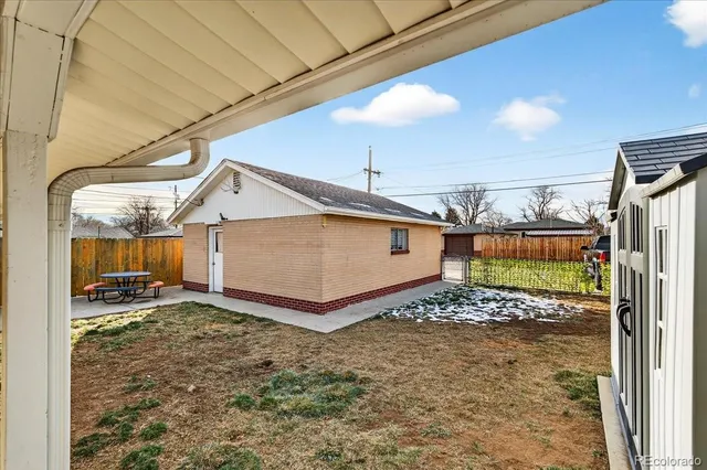 a view of a backyard