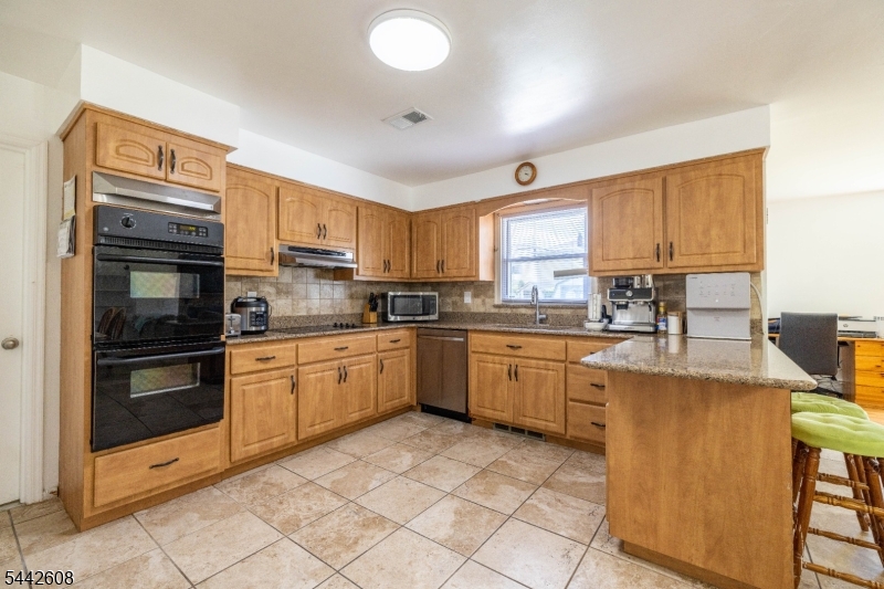 1758 Kenneth Avenue Union, NJ 07083 - Photo 7 of 34