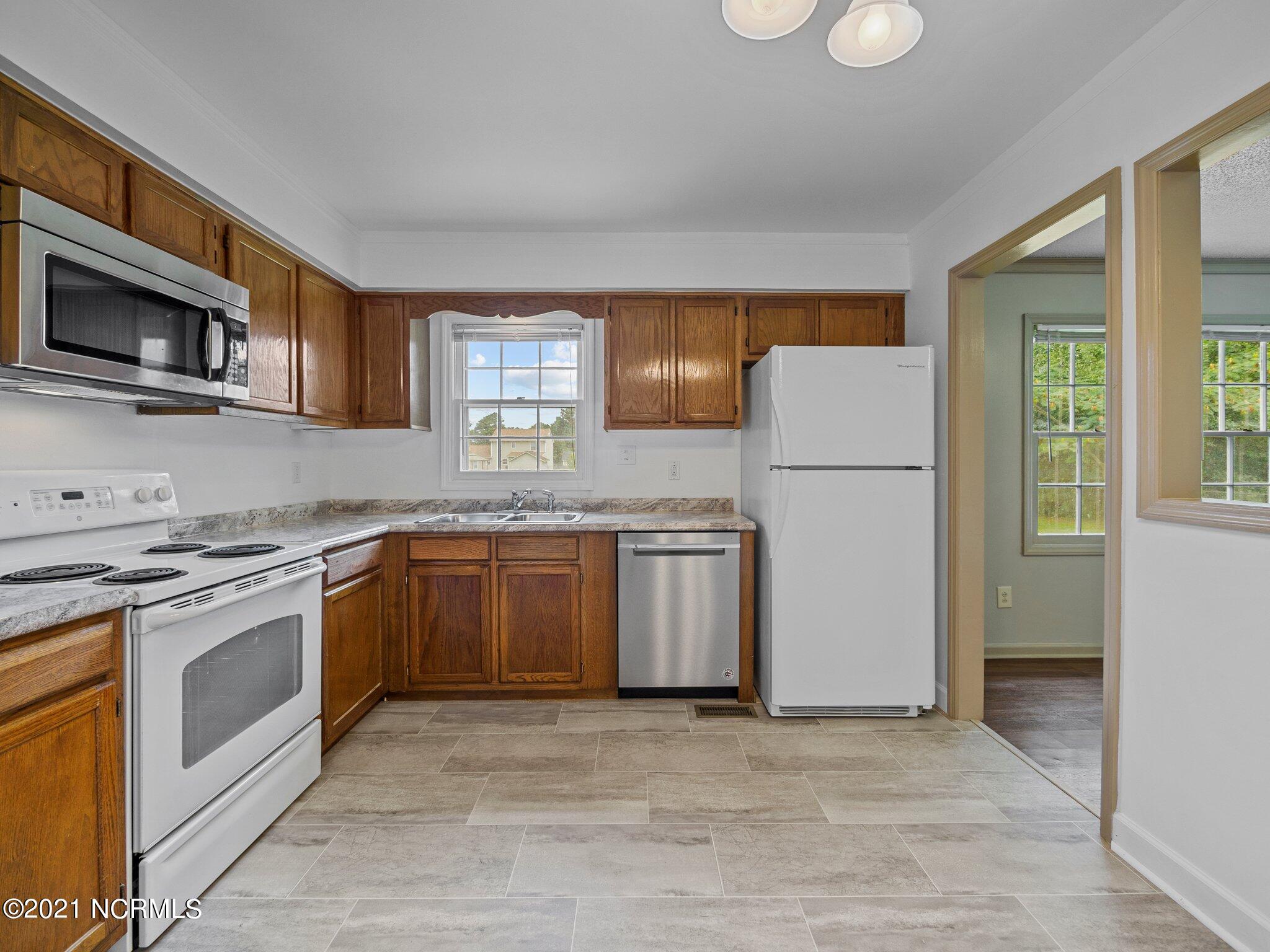 622 Winchester Road Jacksonville, NC 28546 - Photo 8 of 35 28-web-or-mls-P9080293