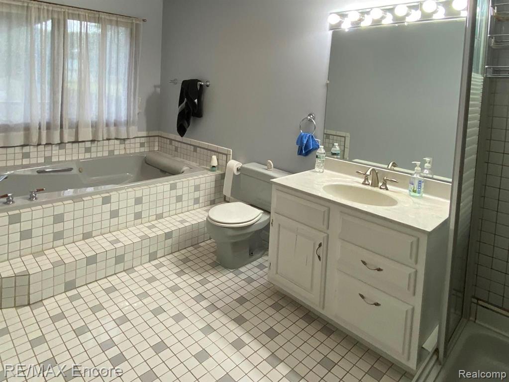 3201 North Hickory Ridge Road Highland, MI 48357 - Photo 10 of 16